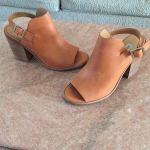 Steve Madden Woman’s size 9 leather sandal.